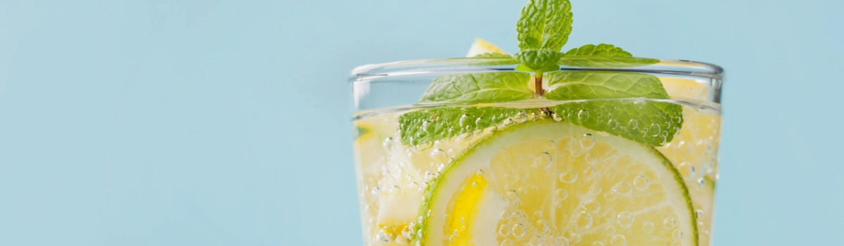 Los 5 beneficios de beber agua con limón